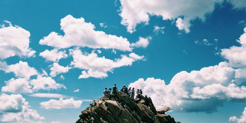 赛博朋克未来科技：揭秘99小工具如何革新社交媒体多账号定时发布与效果追踪